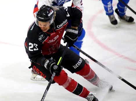 Mika Myllylän poika Wiljami Myllylä tekee paluuta jääkiekkoon Ruotsissa – päihdeongelmista toipunut Wiljami tunnustaa, ettei aiemmin kestänyt tunnetun sukunimen aiheuttamaa painetta. 5