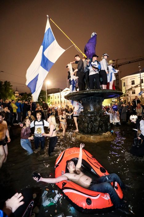 Miksi juhlavieras nousee korkealle ja hyppää suihkulähteeseen? Psykologi selittää syyt. 8 Miksi juhlavieras nousee korkealle ja hyppää suihkulähteeseen? Psykologi selittää syyt. 7