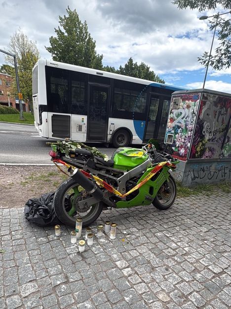 Moottoripyöräilijä menehtyi onnettomuudessa Espoossa, traaginen näky tien reunalla. 1