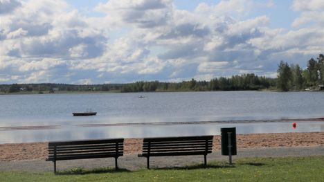 Nainen menehtyi vesitilanteessa Lauttasaaressa. 2 Nainen menehtyi vesitilanteessa Lauttasaaressa. 1
