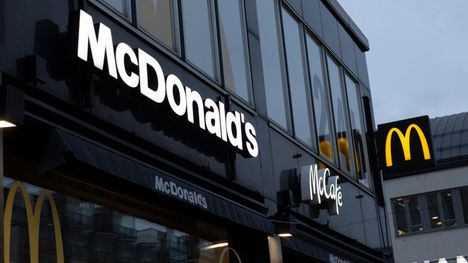 Naiskuljettaja ajoi McDonald’sin seinään Helsingissä – epäillään alkoholin vaikutuksen alaisena ajamisesta. 2 Naiskuljettaja ajoi McDonald’sin seinään Helsingissä – epäillään alkoholin vaikutuksen alaisena ajamisesta. 1