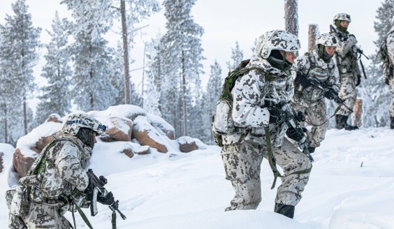 NATO lähettää eteenpäin maajoukkoja Suomeen. 2 NATO lähettää eteenpäin maajoukkoja Suomeen. 1
