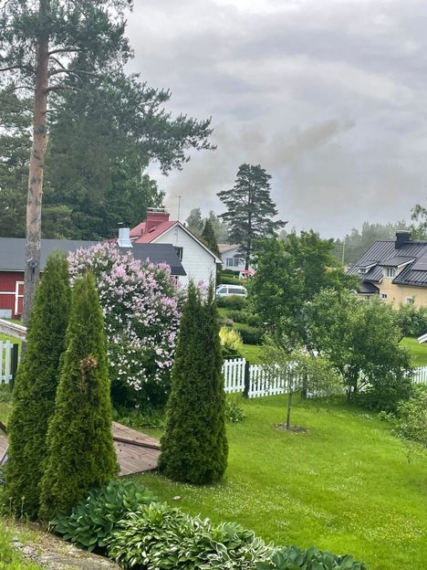 Omakotitalo syttyi tuleen Kotkassa – viisi henkilöä pelastettu rakennuksesta 6 Omakotitalo syttyi tuleen Kotkassa – viisi henkilöä pelastettu rakennuksesta 5