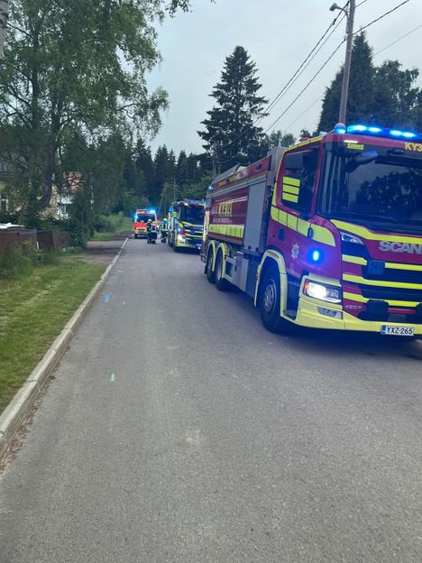 Omakotitalo syttyi tuleen Kotkassa – viisi henkilöä pelastettu rakennuksesta 8 Omakotitalo syttyi tuleen Kotkassa – viisi henkilöä pelastettu rakennuksesta 7