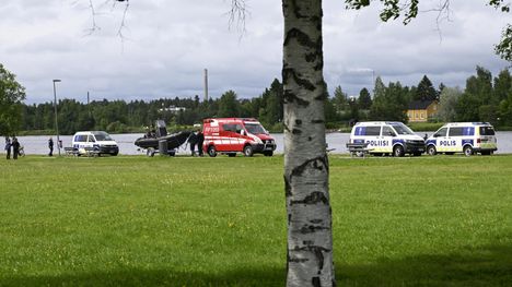 Oulun pelastuspalvelut etsivät henkilöä vesistöstä. 2 Oulun pelastuspalvelut etsivät henkilöä vesistöstä. 1
