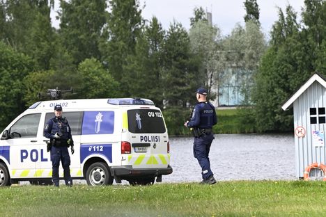 Oulun pelastuspalvelut etsivät henkilöä vesistöstä. 4 Oulun pelastuspalvelut etsivät henkilöä vesistöstä. 3