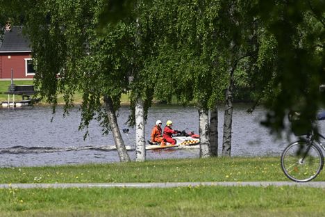 Oulun pelastuspalvelut etsivät henkilöä vesistöstä. 6 Oulun pelastuspalvelut etsivät henkilöä vesistöstä. 5