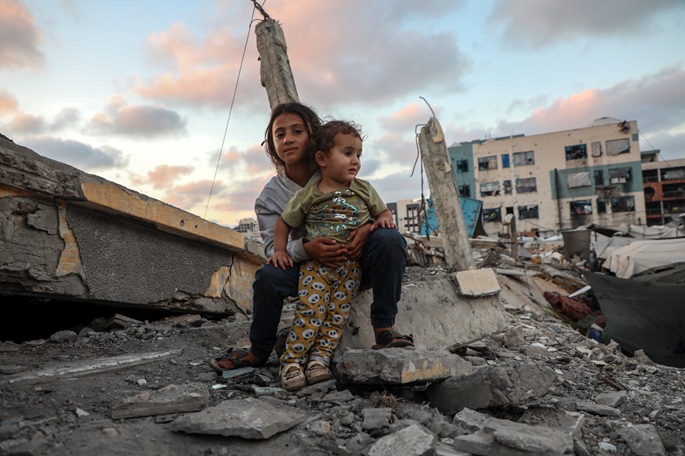 Palestiinalaiset osoittavat mieltään Israelin rikkomuksia vastaan, kun tulitauon jälkeinen kuolonuhrien määrä ylittää 1 000. 2 Palestiinalaiset osoittavat mieltään Israelin rikkomuksia vastaan, kun tulitauon jälkeinen kuolonuhrien määrä ylittää 1 000. 1