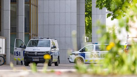 Parkkisakko herätti närkästystä – poliisit saapuivat kaupungintalolle Kouvolassa 2 Parkkisakko herätti närkästystä – poliisit saapuivat kaupungintalolle Kouvolassa 1