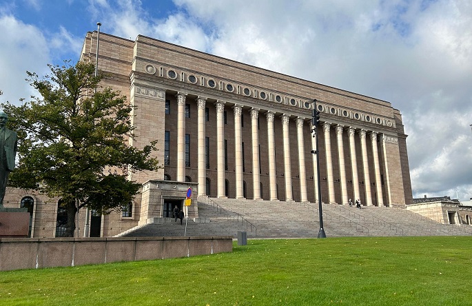 Parlamentti hyväksyi lain, joka poistaa ydinaseiden maahantuontikielon. 2 Parlamentti hyväksyi lain, joka poistaa ydinaseiden maahantuontikielon. 1