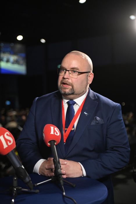 Perussuomalaiset tukevat keskustelua arkipyhistä. 4 Perussuomalaiset tukevat keskustelua arkipyhistä. 3