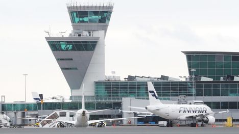 Pietarista matkalla ollut lentokone teki laskeutumisen Helsinki-Vantaalle. 2 Pietarista matkalla ollut lentokone teki laskeutumisen Helsinki-Vantaalle. 1