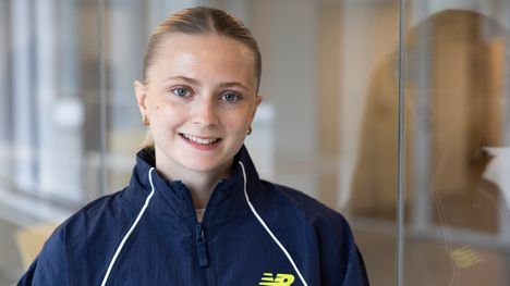 Pikajuoksulupaus Nora Lindahl valitsi edustavansa Suomen maajoukkuetta. 2 Pikajuoksulupaus Nora Lindahl valitsi edustavansa Suomen maajoukkuetta. 1