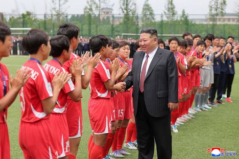 Pohjois-Korea juhlii Mestarien liigan mestaruutta – Kim Jong-unista on levinnyt hämmästyttävä video 4 Pohjois-Korea juhlii Mestarien liigan mestaruutta – Kim Jong-unista on levinnyt hämmästyttävä video 3