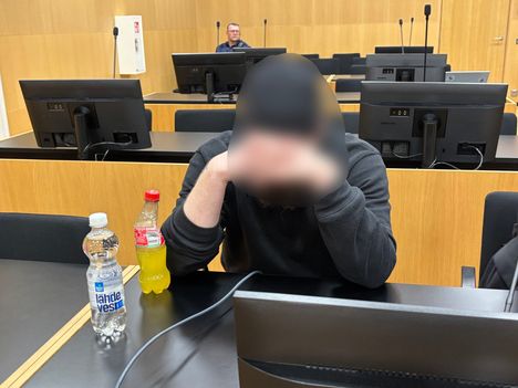 Poika syytetään isänsä murhasta Espoon Rastaspuistossa. 2 Poika syytetään isänsä murhasta Espoon Rastaspuistossa. 1