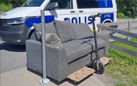Poliisi pysäytti sohvan, toimistotuoli pakeni: Tällaisia outoja kulkuvälineitä partio on havainnut. 1