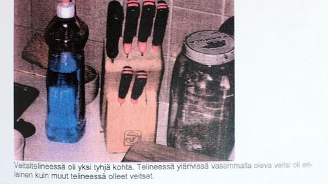 Poliisi tutkii Jukka S. Lahden murhaan liittyvää välinettä Ulvilan surmatalolla. 1