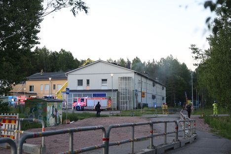 Poliisi tutkii vantaalaisen koulun tulipaloa mahdollisena tahallisena teon. 2 Poliisi tutkii vantaalaisen koulun tulipaloa mahdollisena tahallisena teon. 1