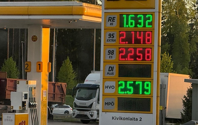 Polttoainehintojen nousu nosti inflaation 2,1 prosenttiin Suomessa toukokuussa. 2 Polttoainehintojen nousu nosti inflaation 2,1 prosenttiin Suomessa toukokuussa. 1