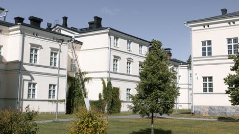 Potilas menehtyi Niuvanniemen psykiatrisessa sairaalassa – lääkärille ja hoitajille nostettu syytteet rikoksista 2 Potilas menehtyi Niuvanniemen psykiatrisessa sairaalassa – lääkärille ja hoitajille nostettu syytteet rikoksista 1