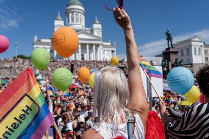 Pride-kulkue vaikuttaa liikenteeseen Helsingin keskustassa. 1