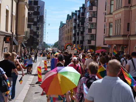 Pride-tapahtuma täytti Helsingin kadut – osallistujat kuvaavat rakkauden täyteistä ilmapiiriä 5