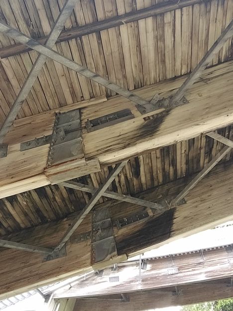 Puijon mäkihyppytorni kaatui maahan. 2 Puijon mäkihyppytorni kaatui maahan. 1