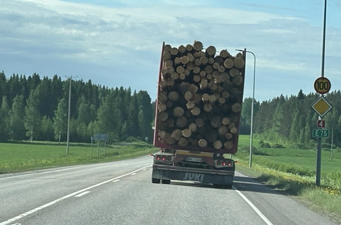 Puuhakkuut kasvavat 6 % Suomessa toukokuussa. 2 Puuhakkuut kasvavat 6 % Suomessa toukokuussa. 1