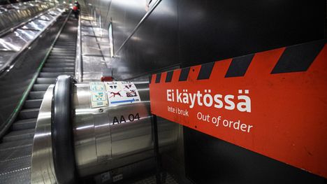 Rautatietorin metroaseman liukuportaat aiotaan korvata uusilla. 1