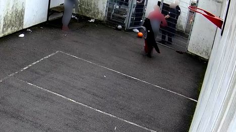Riihimäen vankilassa pahoinpideltiin mies, joka oli tuomittu äitinsä murhasta. 4 Riihimäen vankilassa pahoinpideltiin mies, joka oli tuomittu äitinsä murhasta. 3
