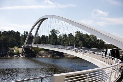 Riskialtista kiipeilyä Isoisänsillalla Helsingissä 2 Riskialtista kiipeilyä Isoisänsillalla Helsingissä 1