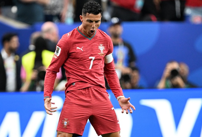 Ronaldo ensimmäisenä pelaajana tekee maalin kuudessa MM-kilpailussa. 2 Ronaldo ensimmäisenä pelaajana tekee maalin kuudessa MM-kilpailussa. 1