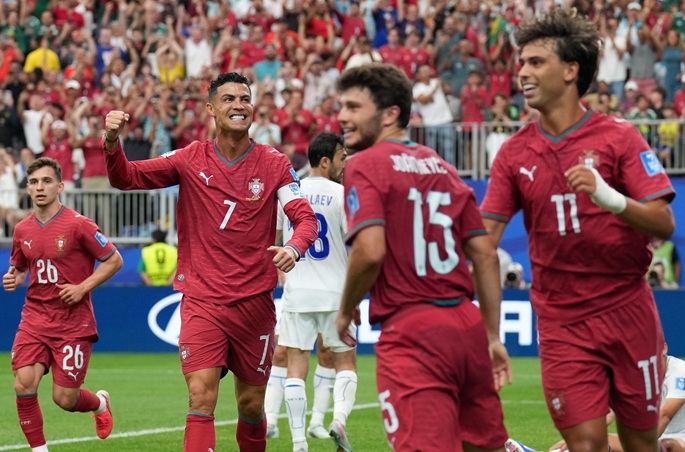 Ronaldo iskee kahdesti, kun Portugali nujertaa Uzbekistanin MM-kisoissa. 2 Ronaldo iskee kahdesti, kun Portugali nujertaa Uzbekistanin MM-kisoissa. 1