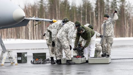 Ruotsalainen sotilas saapui ravintolaan rynnäkkökiväärin kanssa Rovaniemellä. 2 Ruotsalainen sotilas saapui ravintolaan rynnäkkökiväärin kanssa Rovaniemellä. 1