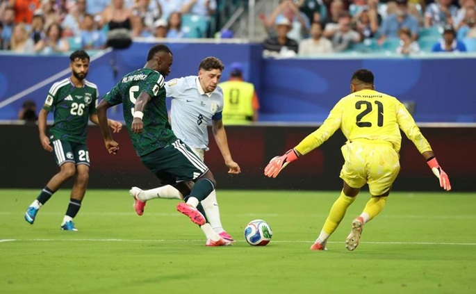 Saudi-Arabia tasapeli Uruguayn kanssa, kun Aasian joukkueet pysyvät voittamattomina MM-kisoissa. 2 Saudi-Arabia tasapeli Uruguayn kanssa, kun Aasian joukkueet pysyvät voittamattomina MM-kisoissa. 1