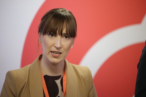 SDP:n edustaja arvioi kokoomuksen tavoittelevan sunnuntailisien poistamista. 1