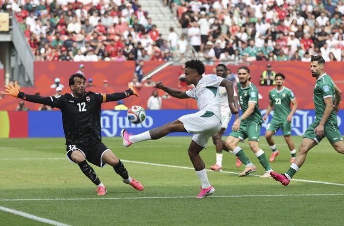 Senegal voitti kymmenen pelaajan Irakin 5-0, lisäten pudotuspelitoiveitaan. 1