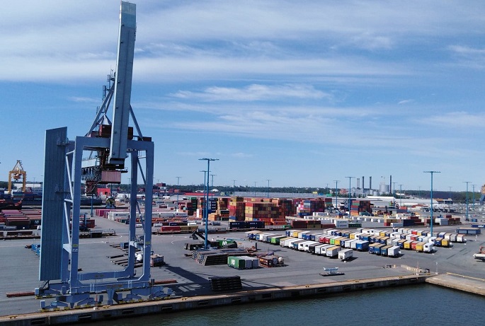 Suomi raportoi 325 miljoonan euron kauppataseen alijäämän huhtikuussa. 2 Suomi raportoi 325 miljoonan euron kauppataseen alijäämän huhtikuussa. 1