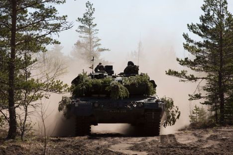 Suomi valmistautuu turvallisuushaasteisiin, kun maan puolustusvoimat vahvistavat aseistustaan ja Viroon suunnitellaan mahdollisesti ydinaseita. 5