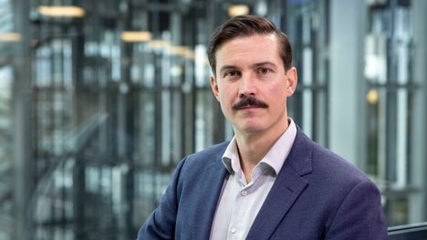 Timo R. Stewart sai valtionpalkinnon tiedonvälityksestä. 1