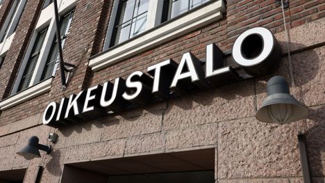 Tuntematon henkilö hyökkäsi 17-vuotiaan nuoren naisen kimppuun puistossa Riihimäellä. 2 Tuntematon henkilö hyökkäsi 17-vuotiaan nuoren naisen kimppuun puistossa Riihimäellä. 1