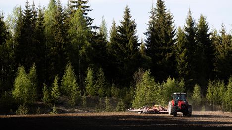 Vaasassa tapahtui merkittävä takaa-ajo – traktorivarkaus, jossa epäilty käytti veistä, huumeita ja oli lähes ajamassa pyöräilijän yli. 1