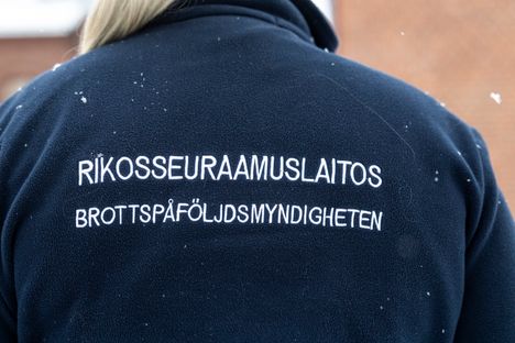 Vanginvartija kohteli "maahanmuuttajia" epäasiallisesti livelähetyksessä – Rikosseuraamuslaitoksen kommentti asiasta 4 Vanginvartija kohteli "maahanmuuttajia" epäasiallisesti livelähetyksessä – Rikosseuraamuslaitoksen kommentti asiasta 3