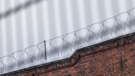 Vanki vaihtoi avannepussia kolmen vartijan valvoessa, apulaisoikeusasiamies puuttui tilanteeseen. 3