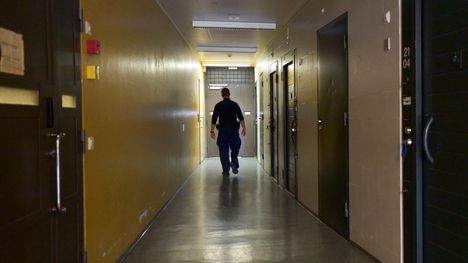 Vanki vaihtoi avannepussia kolmen vartijan valvoessa, apulaisoikeusasiamies puuttui tilanteeseen. 1