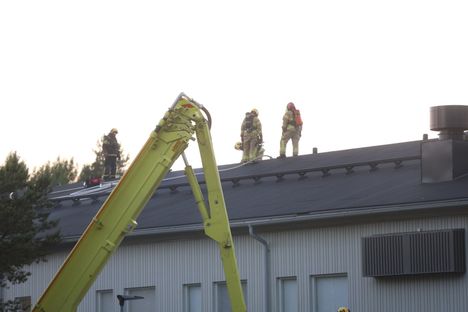 Vantaalla syttyi tulipalo koulurakennuksessa. 2 Vantaalla syttyi tulipalo koulurakennuksessa. 1