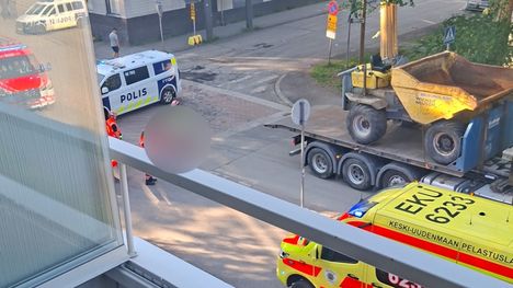 Vantaalla tapahtunut onnettomuus – nainen menehtyi rekan alle jäätyään 1