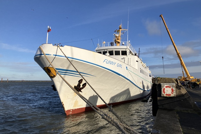 Vikainen Helgolandin lautta hinattiin Saksan mantereelle. 2 Vikainen Helgolandin lautta hinattiin Saksan mantereelle. 1