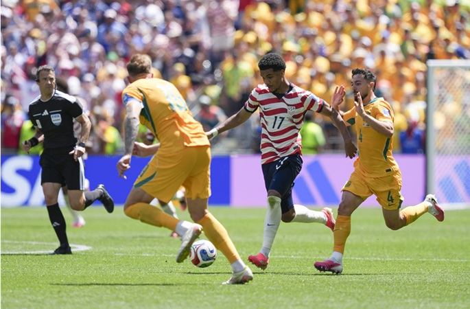 Yhdysvallat varmisti pudotuspelipaikan 2-0-voitolla Australiasta. 2 Yhdysvallat varmisti pudotuspelipaikan 2-0-voitolla Australiasta. 1