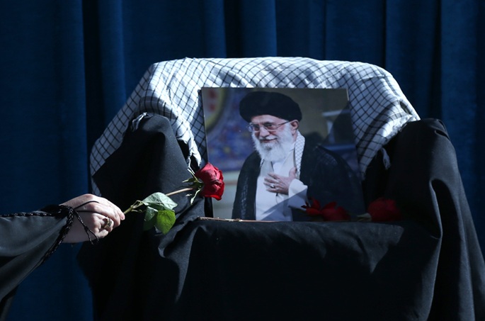 Yhdysvaltain ilmavoimat iski tankkeriin Hormuzin lähellä, Khamenei haudataan Mashhadiin. 3